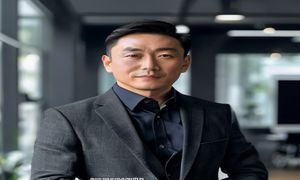 91自拍论坛创始人张明远的专业形象照，身着深色商务休闲装，神情自信从容，背景为现代化办公环境