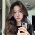 91自拍论坛技术顾问陈光影，年轻女性，留着波浪长发，手持手机展示自拍构图角度，神情专注