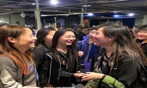 91自拍论坛社区运营总监陈雨桐的活动现场照，正在主持线下摄影交流活动，与社区用户热情互动